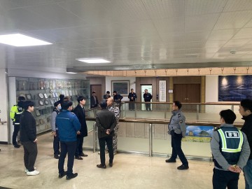 태안군 1인 시위자 탄핵 '성명서 발표' 위기 모면 苦肉策.. 비판 쇄도..