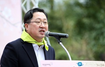 테미봄축제에서 인사말 하는 이장우 대전시장