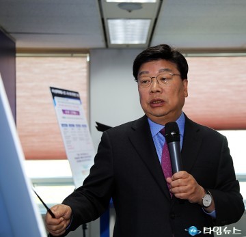 10월 시정브리핑 하는 권선택 대전시장