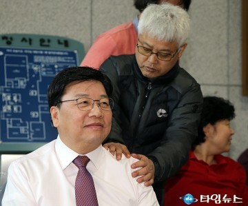 시민과 함께 안마 받는 권선택 시장!