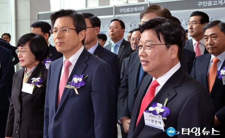 황교안 국무총리·권선택 대전시장, 채용박람회 현장 격려