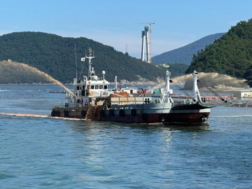 여수시, 적조 피해 방지 위해 하루 400톤 황토 살포