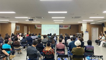 충주시, ‘맨발 걷기·야간학교’ 성료… 걷기로 건강한 삶 한걸음 더