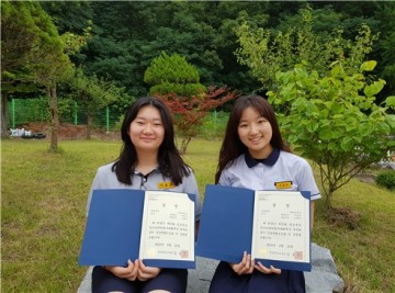 군위중 이효은-조예주팀, 경상북도청소년과학탐구대회 융합과학종목 금상 수상!  