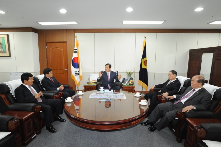 경남도의회, 역대 도의회 의장 초청하여 간담회