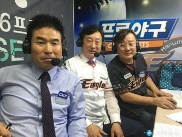 김경훈 대전시의회 의장, 야구 중계 기념 찰칵!