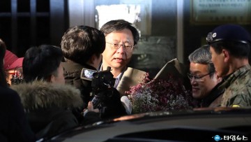 우병우 전 수석,구속 384일 만에 석방…심경 질문엔 '묵묵부답'