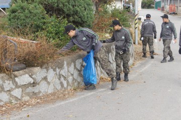 “우리고장을 깨끗히! 다함께 청소하는 軍”