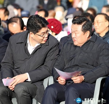 가족센터 기공식에서 대화 나누는 정명국·송인석 대전시의회 의원