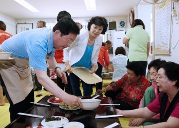 장종태 서구청장, 점심 배식중!