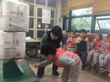 비하동 해오름어린이집 어린이들 가경동 주민센터에 우유팩 전달