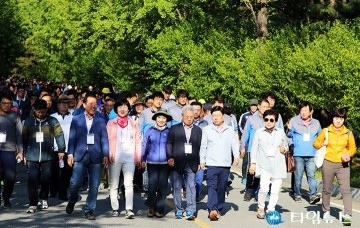 권선택 대전시장, 국립대전현충원서 시민과 아침동행