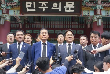 강기정 시장-홍준표 시장, 5·18정신 헌법전문수록 ‘맞손’