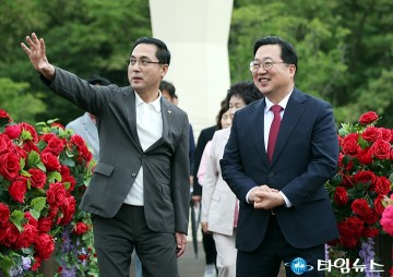 장미전시회 설명하는 박희조 동구청장