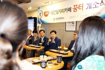 청년들에게 덕담하는 권선택 대전시장