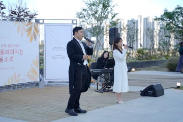 유성선병원, 옥상 정원서 가을 힐링 콘서트 열어…환자와 시민에 위로 전해