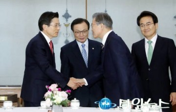 [포토뉴스] 악수하는 황교안 자유한국당 대표와 문재인 대통령