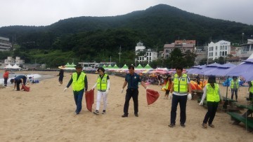 거제서 시민명예경찰, 와현해수욕장에서 정화 활동 실시