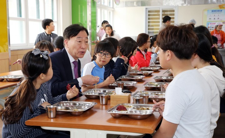 설동호 대전시교육감, 학생들과 함께하며 식사하며 소통!