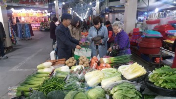 상당구청 공무원 50여명이 육거리시장에서 전통시장 장보기 행사 