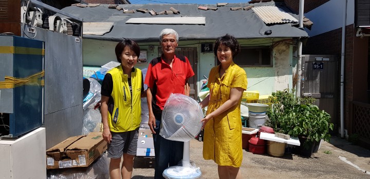 인천 어르신들에게 선풍기, 돗자리 등 전달