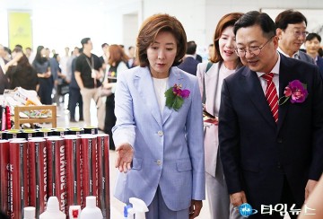 여성기업 우수제품 전시회 둘러보는 나경원·이장우