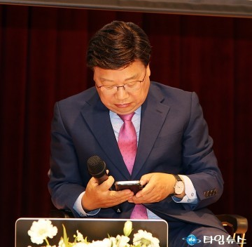 스마트 토크에 열중하는 권선택 대전시장