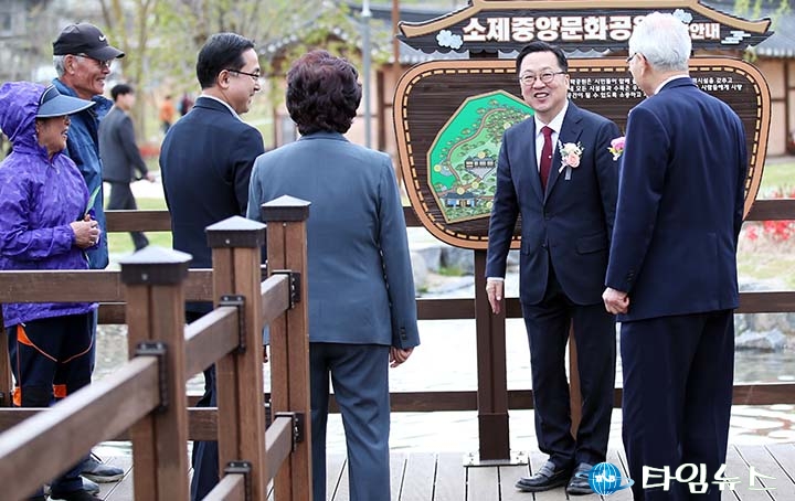 이장우 대전시장, 연못·녹지 사이 걸으며 시민과 대화