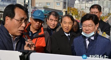 한현택 동구청장, 권선택 시장에게 숙원 사업 설명중!