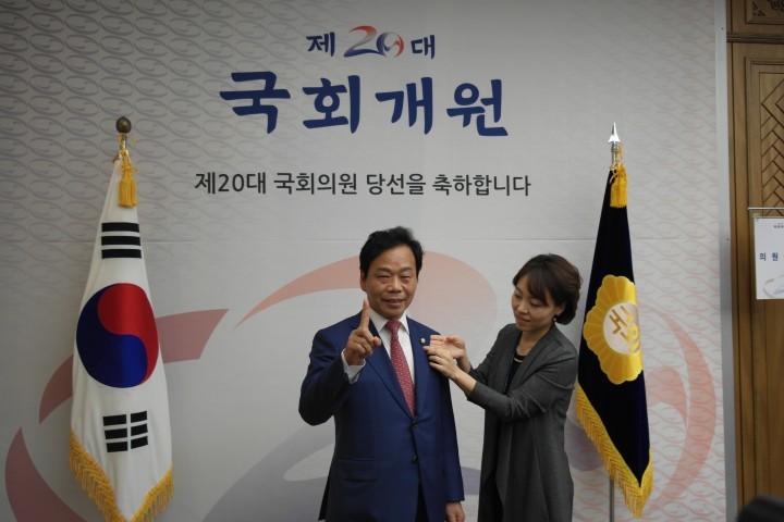 이완영 의원, 당선인으로서는 처음 20대 국회 배지