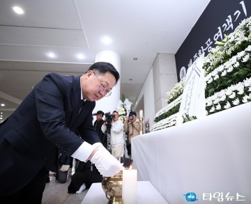 제주항공 참사 합동분향소 조문하는 이장우 대전시장