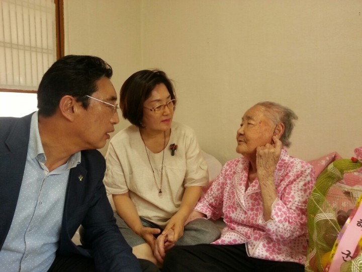박영일 남해군수, 위안부 피해 할머니댁 방문