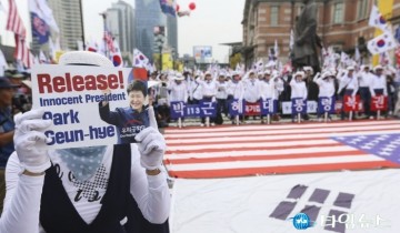 국민 56% "박근혜 전대통령 사면 반대".. 황교안 대표 지지자 83% "찬성"