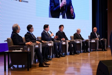 이재명 "트럼프 진짜 카드가 뭔지 봐야…서두르지 않는 게 중요"