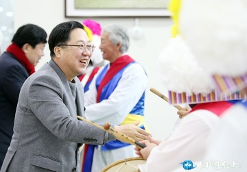 정월대보름제 행사에서 주민들과 인사 나누는 이장우 대전시장