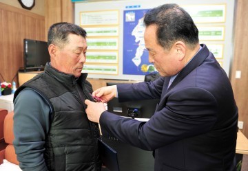 63년만에 화랑무공훈장 주인에게 전달