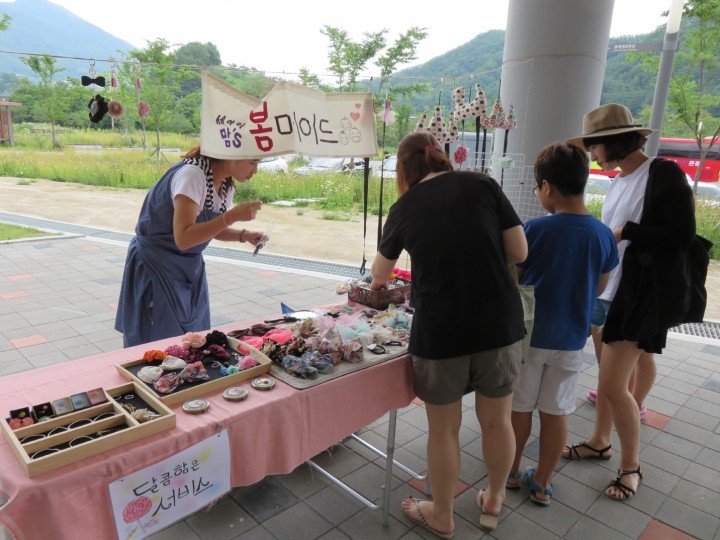 콩세계과학관에서 콩 핸드메이드와 로컬푸드 프리마켓 운영
