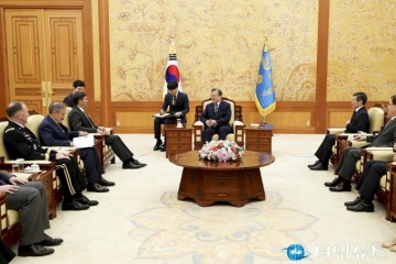 문재인 대통령, 미국 국방장관 접견 "한미동맹, 북미협상 성공 뒷받침해야"