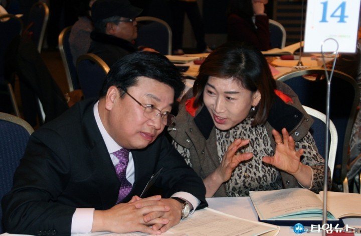 시민과 대화하고 비행기 접는 권선택 대전시장!