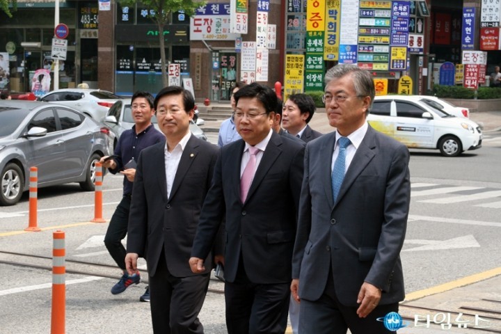 나란히 들어서는 박범계·권선택·문재인