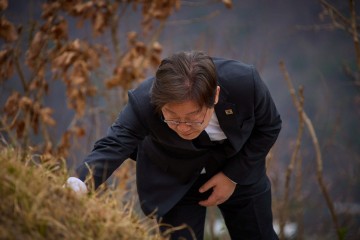 이재명, 고향 안동 찾아 부모 선영 참배…두봉 주교 조문도
