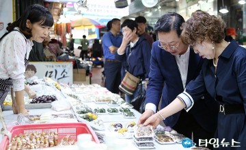 떡 고르는 이장우 대전시장