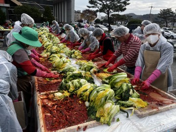 충주시, 새마을협의회 및 봉사단체 김장 나눔 행사로 온정 나눠