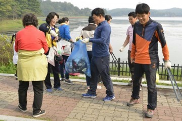 군산 물가교회 거리 청소 "우리 손으로 함께해요"