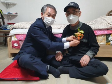 충북남부보훈지청, 어버이날 맞아 독거·무의탁 보훈가족에게 위문품 전달