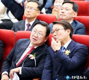 대화 나누는 이장우 대전시장과 박승희 삼성전자 사장