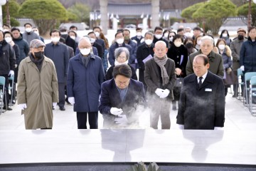 강기정 광주시장,  '故 송기숙 교수 1주기 추모식' 참석