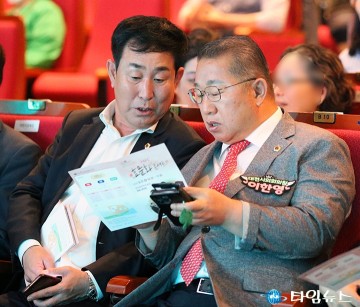 이효성·이한영 대전시의회 의원, 효행 시상식 현장서 환담