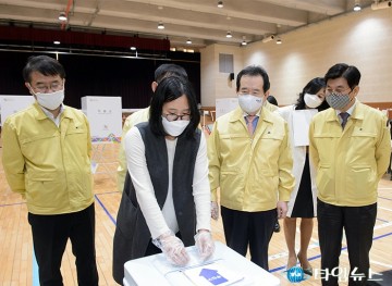 사전투표소 점검하는 정세균 국무총리·이춘희 세종시장