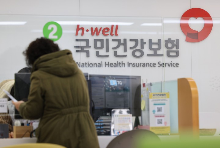 4월 월급봉투 ‘깜짝’ 놀라지 마세요… 건보료 정산에 웃고 우는 직장인들